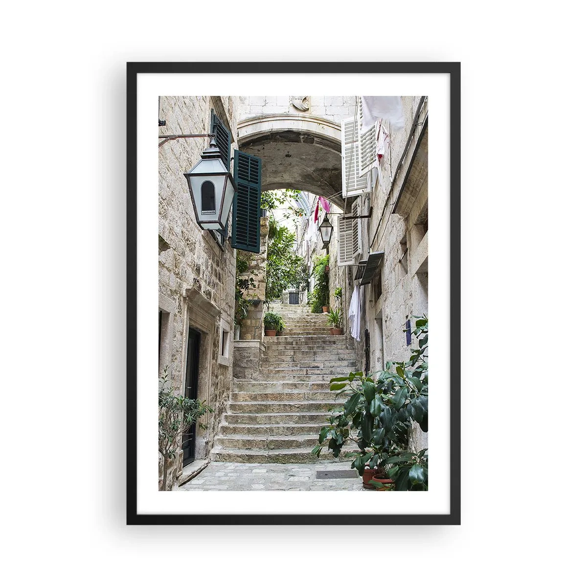 Plakát v černém rámu - Malebná kamenná ulice se schody a vegetací - 50x70cm - Okouzlující ulička - Moderní nástěnná dekorace do obývacího pokoje a ložnice ARTTOR