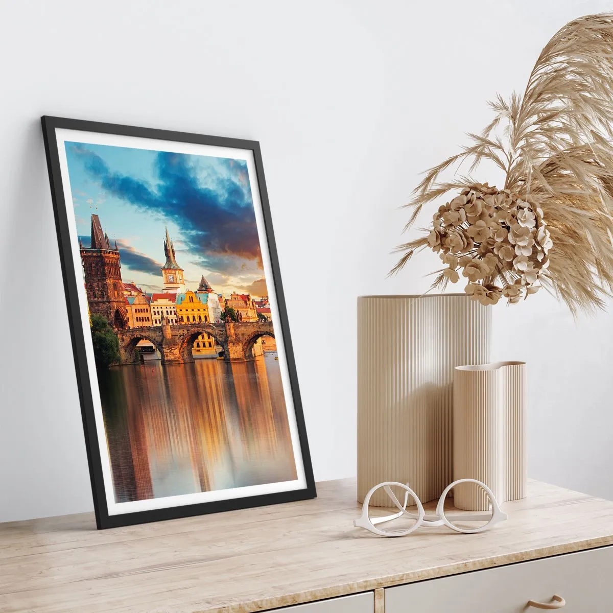 Plakát v černém rámu - Karlův most v Praze při západu slunce - 50x70cm - Krásná od pradávna - Moderní nástěnná dekorace do obývacího pokoje a ložnice ARTTOR