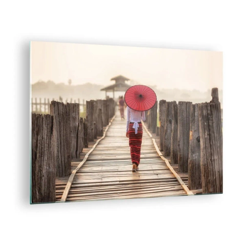 Obraz na skle - Žena s červeným deštníkem na dřevěném mostě - 70x50cm - Na starém mostě - Moderní nástěnná dekorace do obývacího pokoje a ložnice ARTTOR