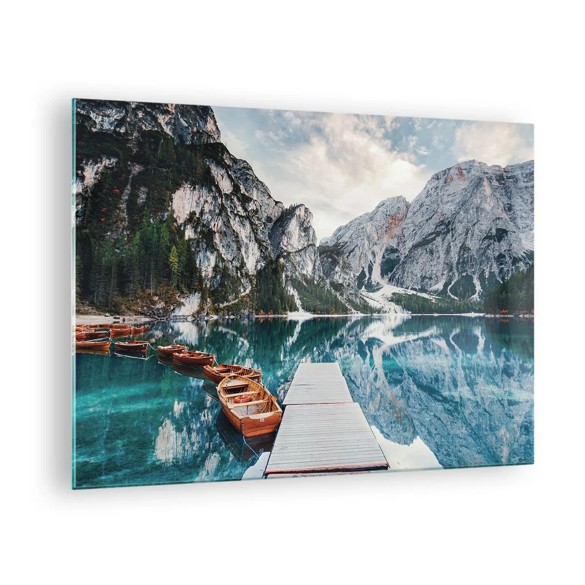 Obraz na skle - Dřevěný most přes tyrkysové jezero v horách - 70x50cm - Ukážeme vám krásu - Moderní nástěnná dekorace do obývacího pokoje a ložnice ARTTOR