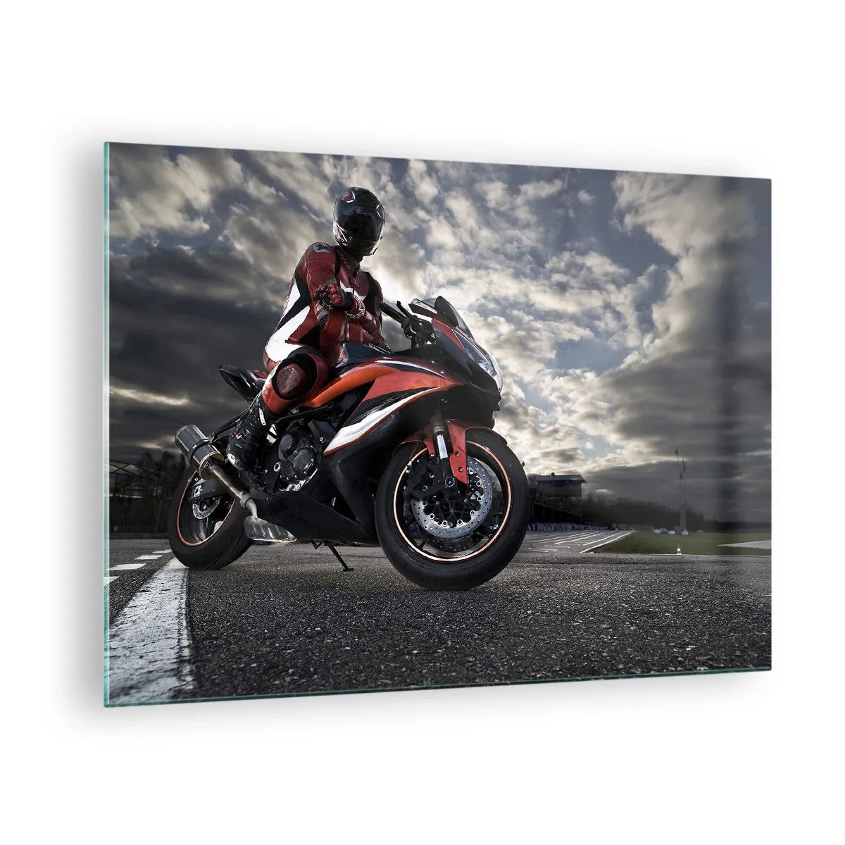 Obraz na skle - Motocyklista na závodní dráze pod bouřlivou oblohou - 70x50cm - Temný jezdec - Moderní nástěnná dekorace do obývacího pokoje a ložnice ARTTOR