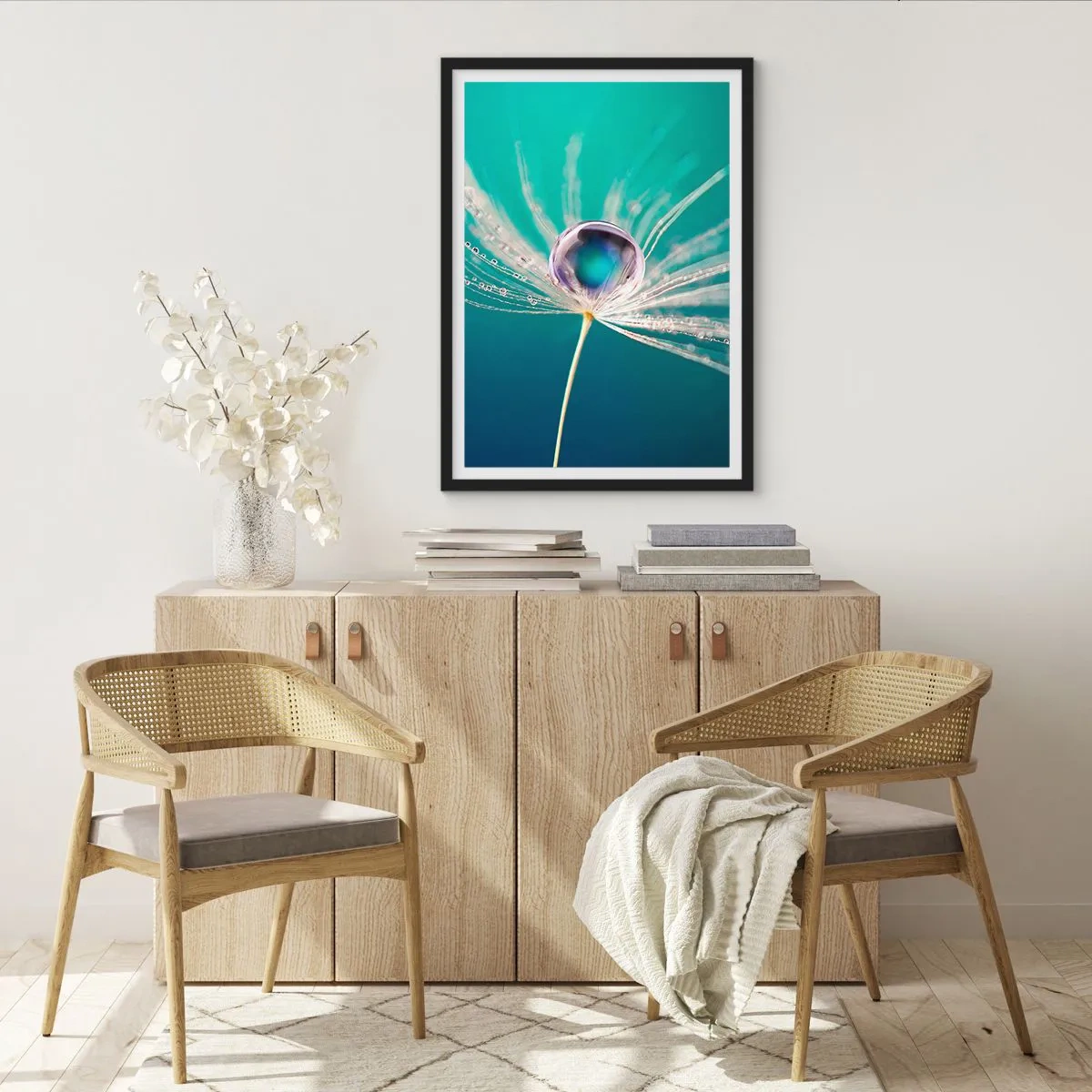 Plakát v černém rámu - Makrofotografie kapky vody na pampelišce - 50x70cm - Mystický okamžik - Moderní nástěnná dekorace do obývacího pokoje a ložnice ARTTOR