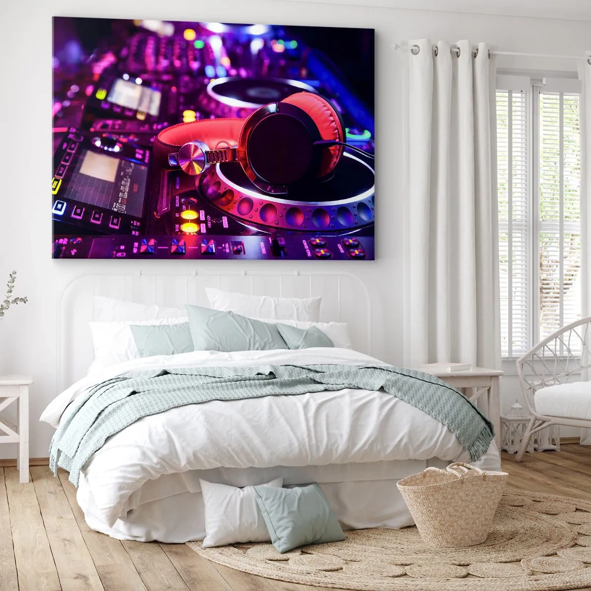 Obraz na plátně - DJ sluchátka na konzoli s neonovým osvětlením - 70x50cm - Než začne zábava - Moderní nástěnná dekorace do obývacího pokoje a ložnice ARTTOR