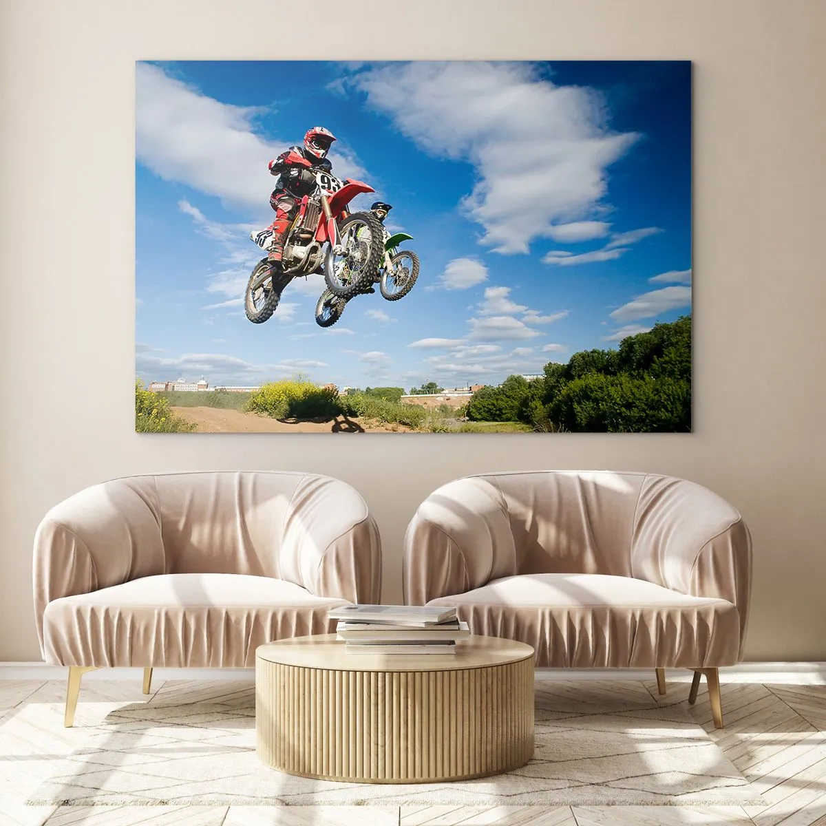Obraz na skle - Motocyklový závodník za letu proti modré obloze - 70x50cm - Skok z oblak - Moderní nástěnná dekorace do obývacího pokoje a ložnice ARTTOR