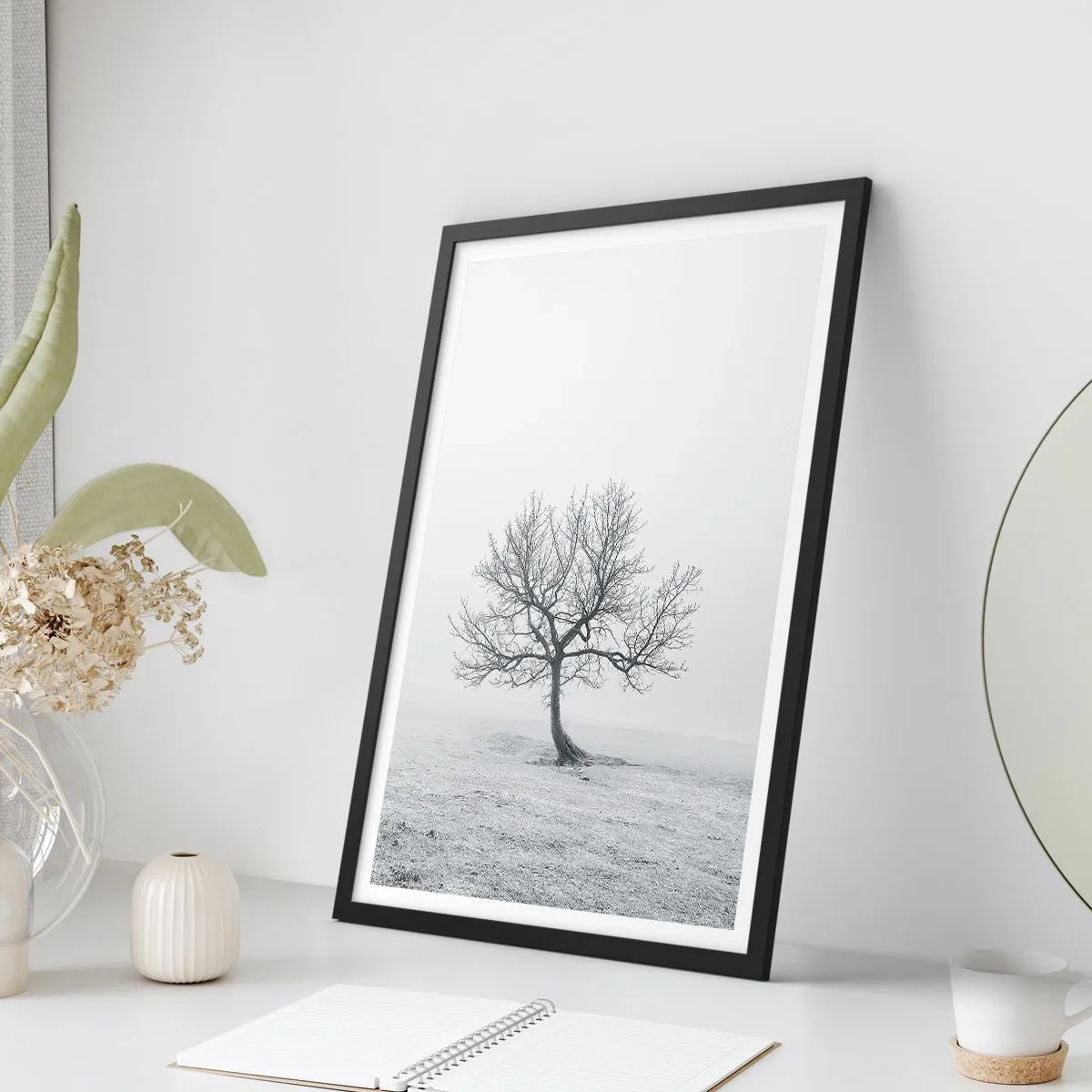 Plakát v černém rámu - Minimalistická krajina s osamělým stromem v zimním prostředí. - 50x70cm - Proti nicotě - Moderní nástěnná dekorace do obývacího pokoje a ložnice ARTTOR
