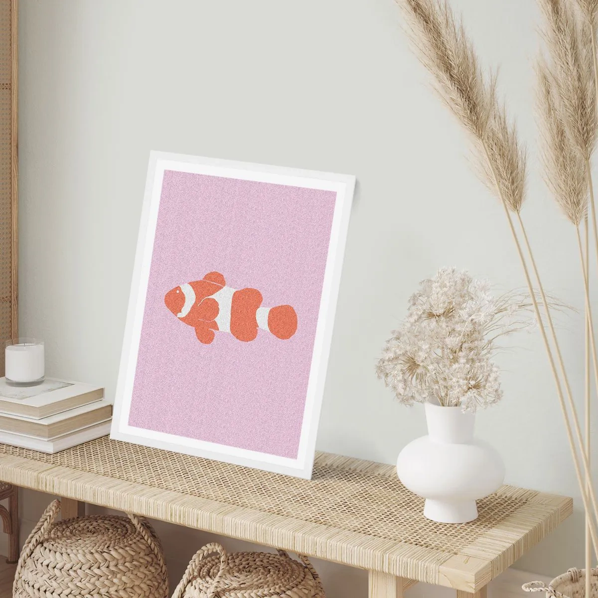 Plakát v bílém rámu - Korále jí sluší - 70x100 cm