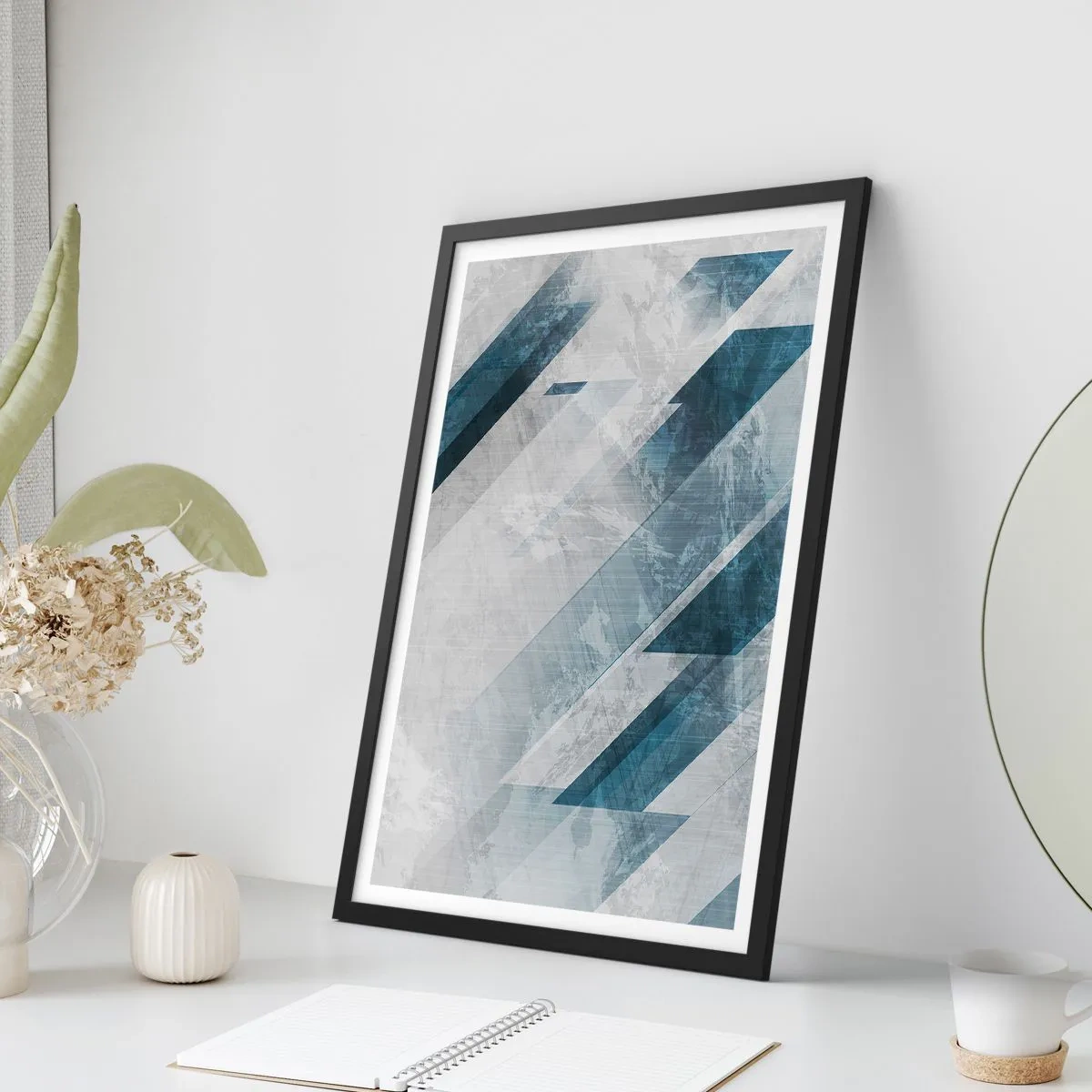 Plakát v černém rámu - Geometrie v odstínech modré a šedé - 50x70cm - Prostorová kompozice – pohyb šedé - Moderní nástěnná dekorace do obývacího pokoje a ložnice ARTTOR