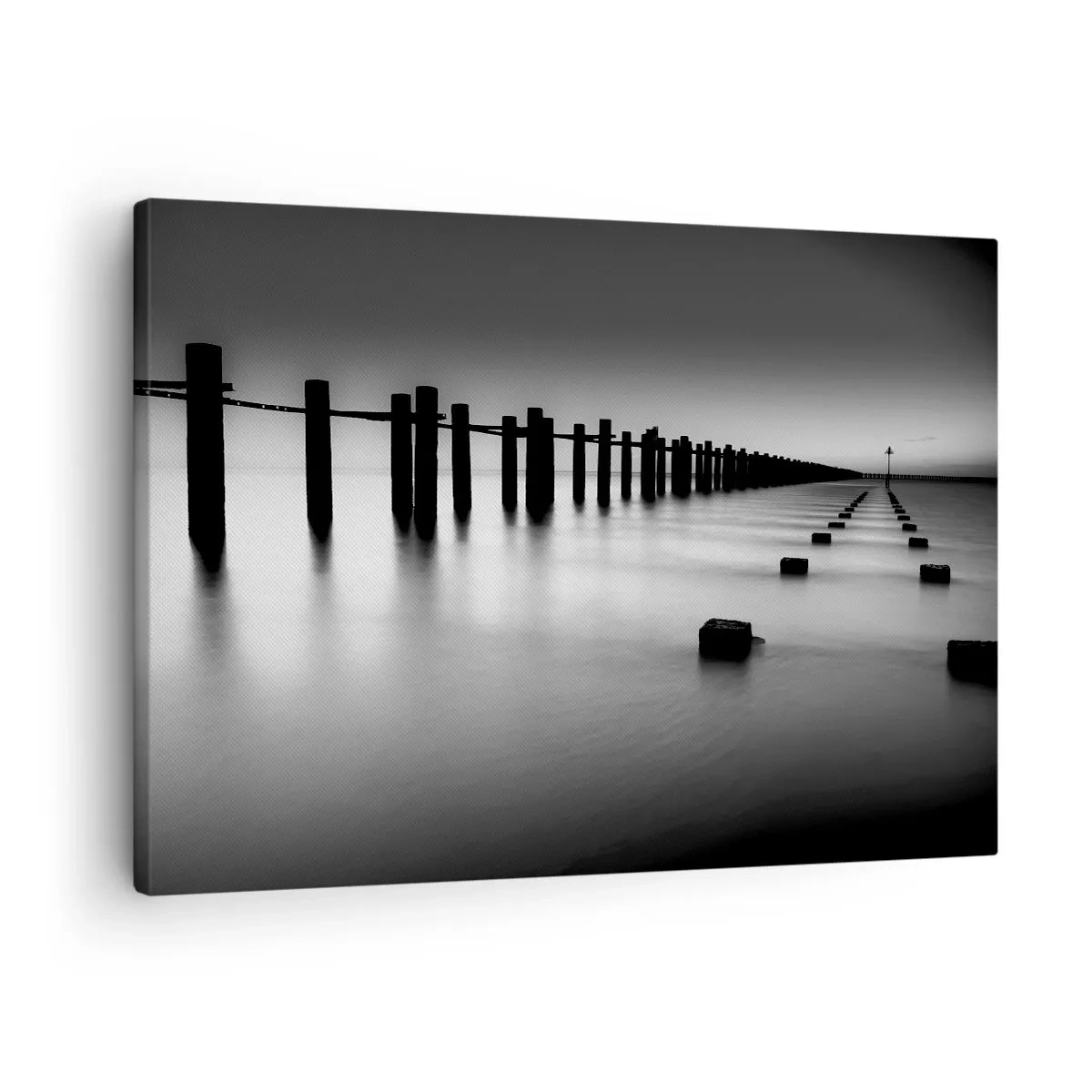 Obraz na plátně - Dřevěné sloupy a betonové bloky ponořené ve vodě v černobílých tónech - 70x50cm - Šedá dálka v mlze - Moderní nástěnná dekorace do obývacího pokoje a ložnice ARTTOR