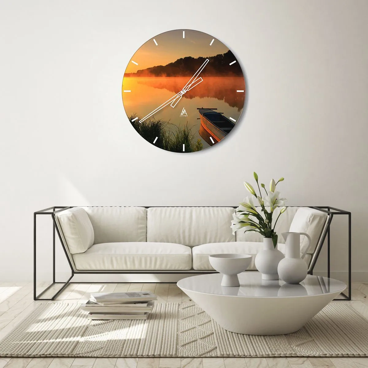Nástěnné hodiny - Loď na jezeře ráno obklopená mlhou - 30x30cm - Východ slunce u vody jako povrch zrcadla - Moderní nástěnná dekorace do obývacího pokoje, kuchyně a ložnice ARTTOR