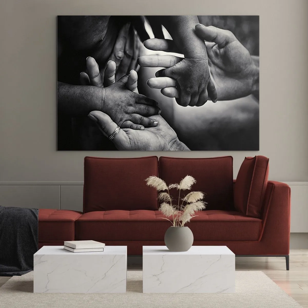 Obraz na skle - Symbolické černobílé podání ruky různých generací - 70x50cm - Být člověkem - Moderní nástěnná dekorace do obývacího pokoje a ložnice ARTTOR