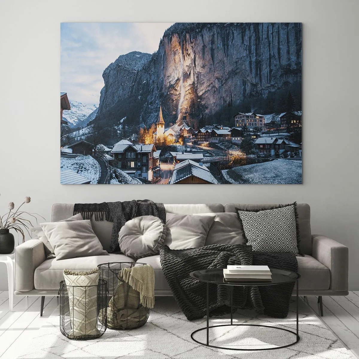 Obraz na skle - Zimní vesnice na úpatí osvětlené skalní stěny - 70x50cm - Světlý duch zimy - Moderní nástěnná dekorace do obývacího pokoje a ložnice ARTTOR