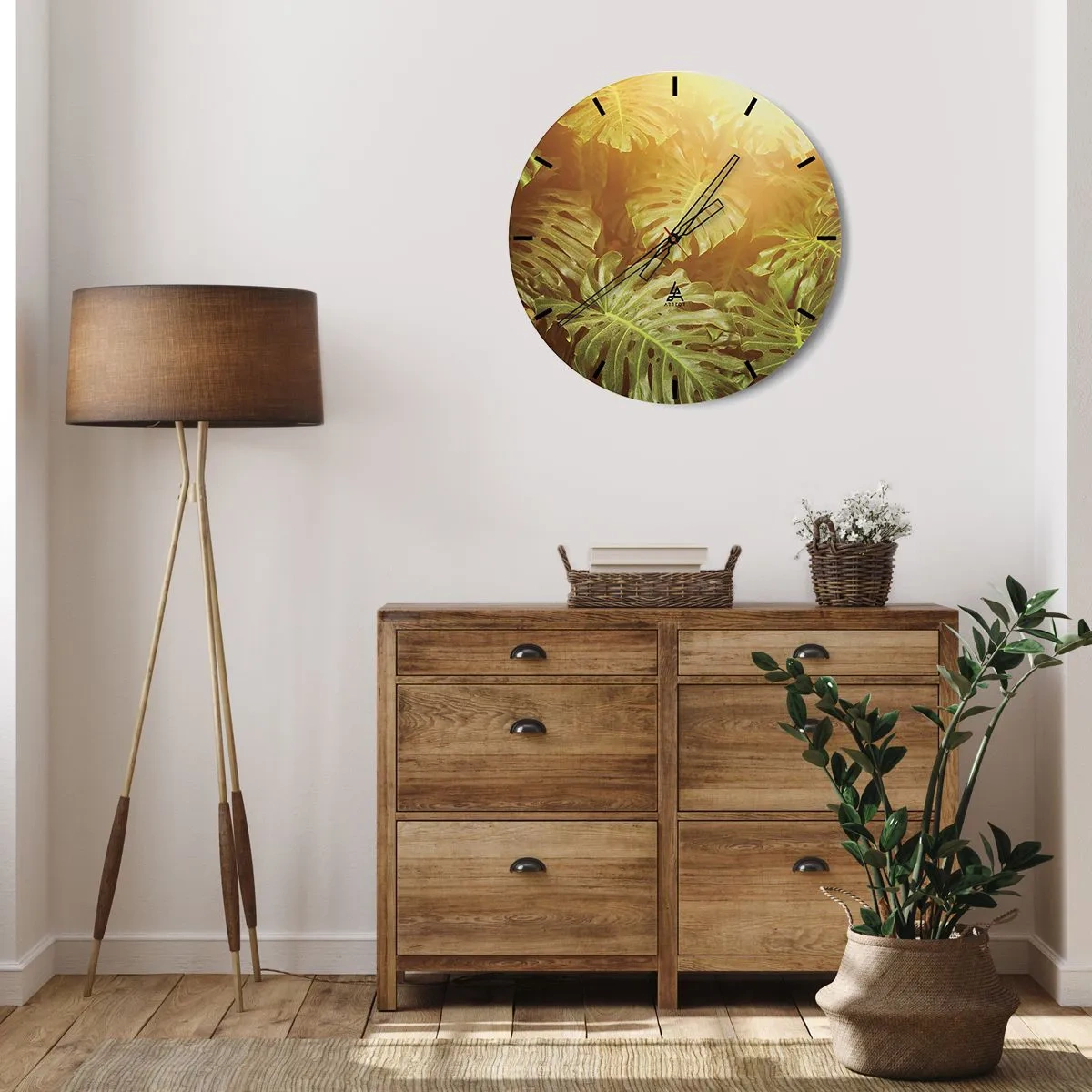 Nástěnné hodiny - Listy monstery ve světle zapadajícího slunce - 30x30cm - Vstoupit do zeleně… - Moderní nástěnná dekorace do obývacího pokoje, kuchyně a ložnice ARTTOR