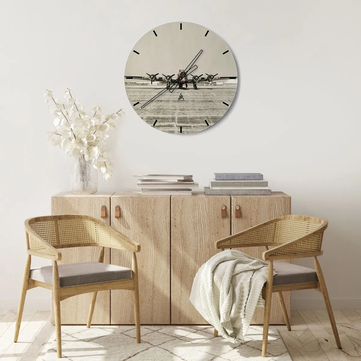 Nástěnné hodiny - Staré letadlo na retro letišti - 30x30cm - Jako vždy připraven - Moderní nástěnná dekorace do obývacího pokoje, kuchyně a ložnice ARTTOR