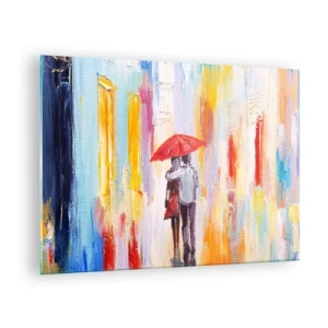 Obraz na skle - Pár držící červený deštník v dešti na pozadí barevné ulice. - 70x50cm - Ať prší dál - Moderní nástěnná dekorace do obývacího pokoje a ložnice ARTTOR