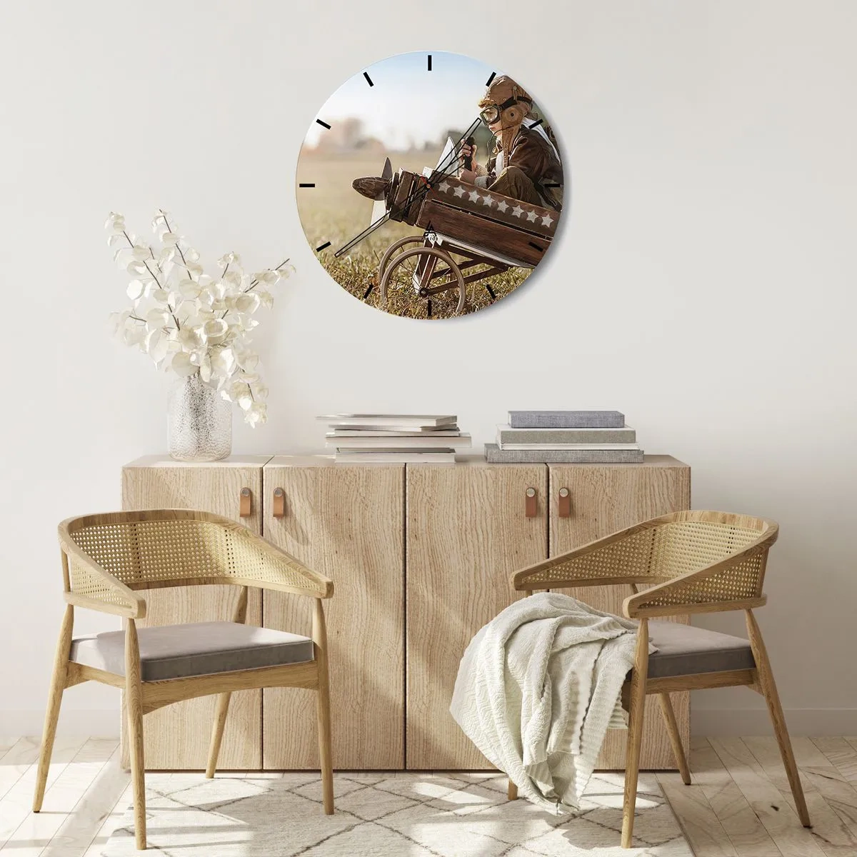 Nástěnné hodiny - Chlapec v pilotním kostýmu v dřevěném letadle - 30x30cm - Start do snů - Moderní nástěnná dekorace do obývacího pokoje, kuchyně a ložnice ARTTOR