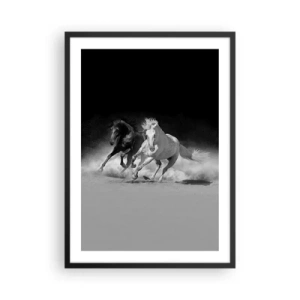 Plakát v černém rámu - Cválající koně na monochromatickém pozadí - 50x70cm - Cval svobody - Moderní nástěnná dekorace do obývacího pokoje a ložnice ARTTOR