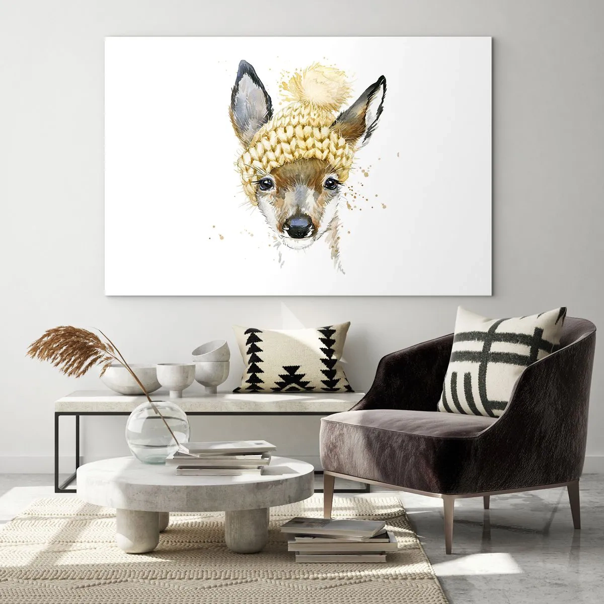 Obraz na skle - Srnec ve vlněné čepici s bambulí - 70x50cm - V zimě ve sněžném lese - Moderní nástěnná dekorace do obývacího pokoje a ložnice ARTTOR