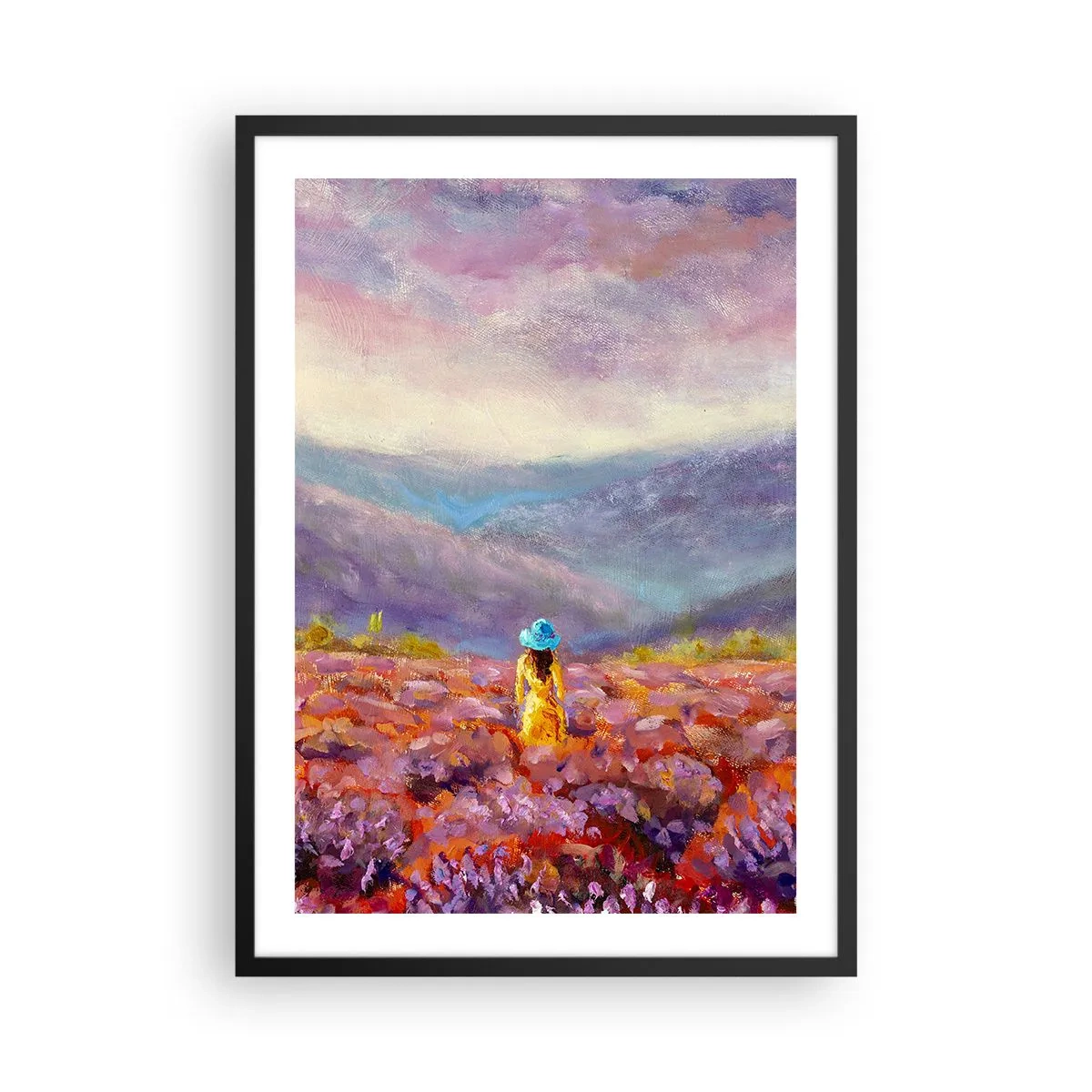 Plakát v černém rámu - Levandulové pole se ženou v klobouku na pozadí hor. - 50x70cm - V levandulovém světě - Moderní nástěnná dekorace do obývacího pokoje a ložnice ARTTOR