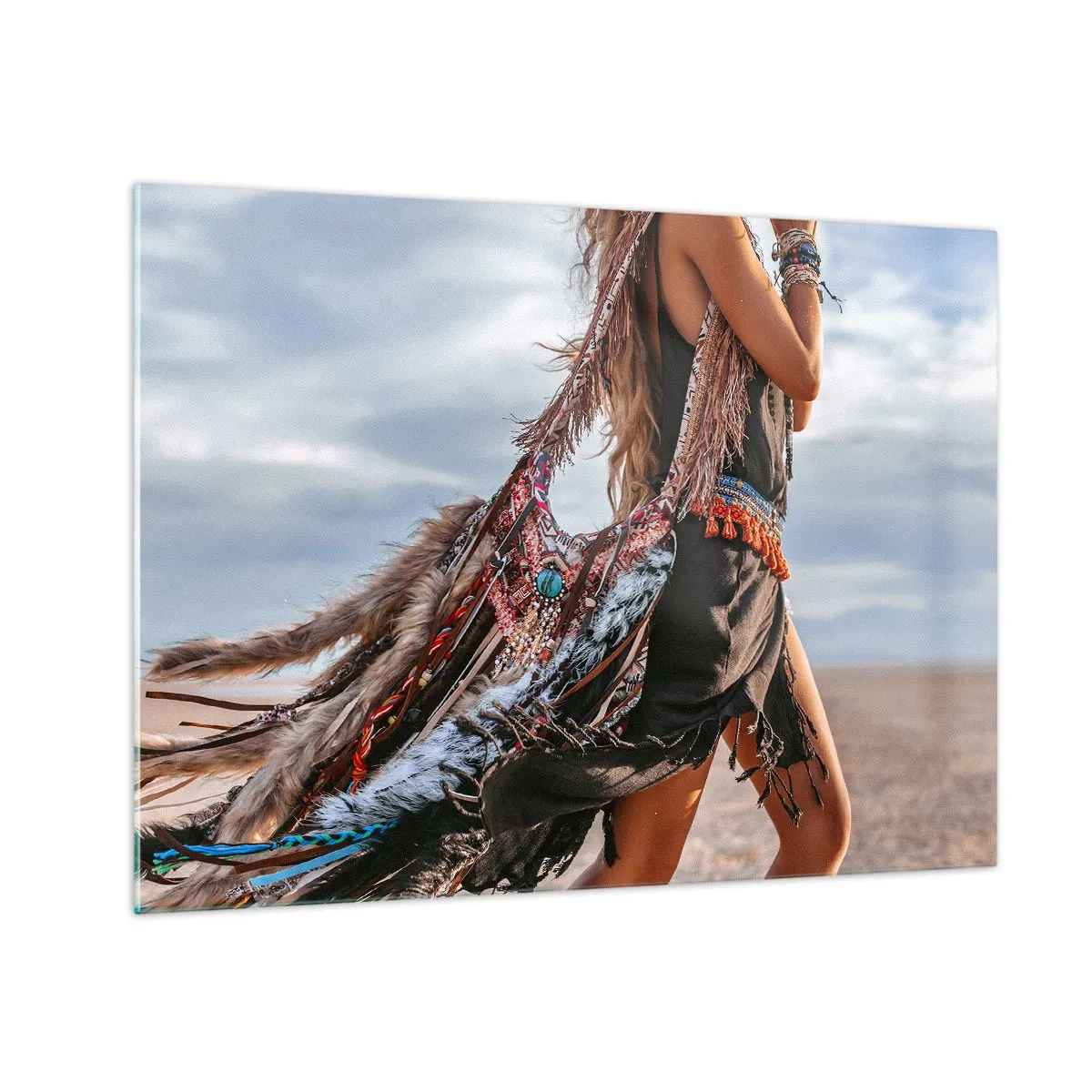 Obraz na skle - Boho styl žena s peřím a dekoracemi na pozadí pouště - 70x50cm - Šamanovo děvče - Moderní nástěnná dekorace do obývacího pokoje a ložnice ARTTOR