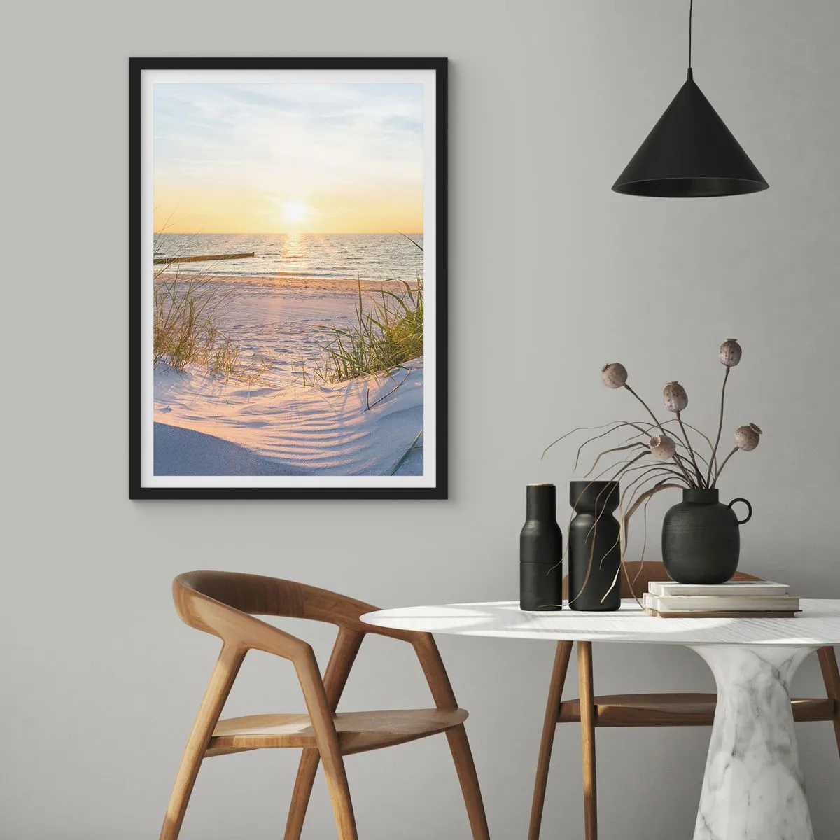 Plakát v černém rámu - Pláž při západu slunce s výhledem na moře - 50x70cm - Šumění moře, zpěv ptáků, divoká pláž uprostřed trávy… - Moderní nástěnná dekorace do obývacího pokoje a ložnice ARTTOR