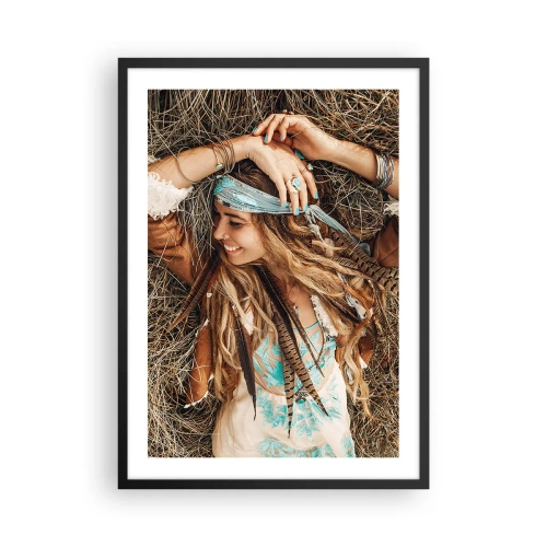 Plakát v černém rámu - Žena v boho stylu s dredy a ozdobami na pozadí suché trávy. - 50x70cm - Na cestě do léta lásky - Moderní nástěnná dekorace do obývacího pokoje a ložnice ARTTOR