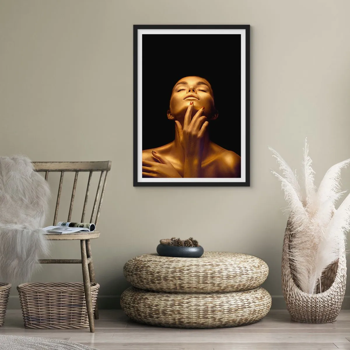 Plakát v černém rámu - Zlatá postava na černém pozadí v elegantní póze - 50x70cm - Jako zlaté hedvábí - Moderní nástěnná dekorace do obývacího pokoje a ložnice ARTTOR