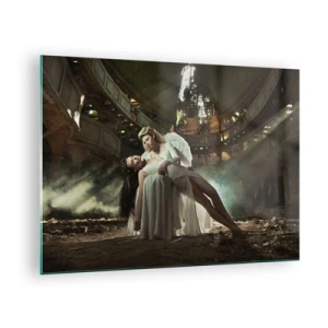 Obraz na skle - Andělská postava držící ženu v troskách budovy - 70x50cm - Duch starého divadla - Moderní nástěnná dekorace do obývacího pokoje a ložnice ARTTOR