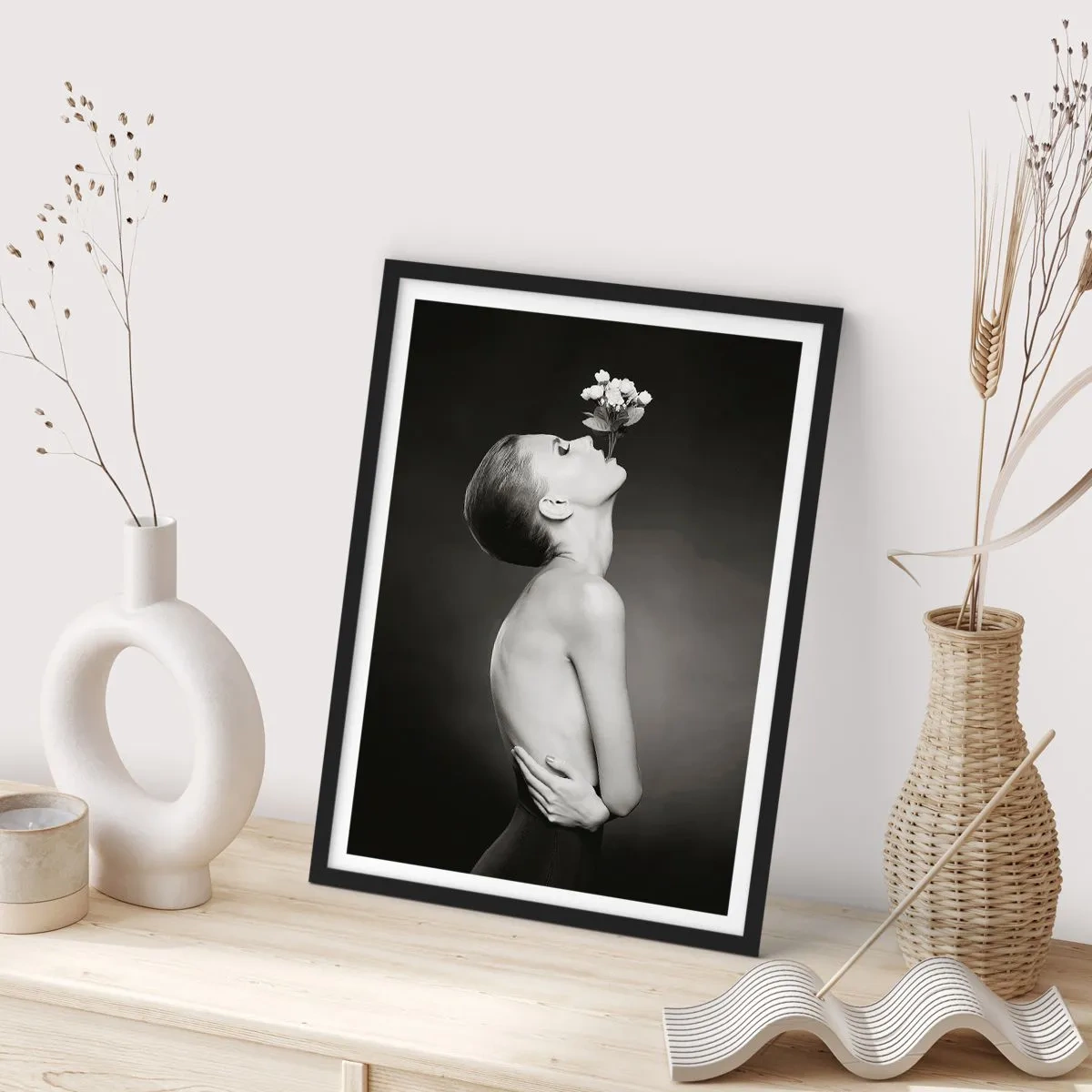 Plakát v černém rámu - Černobílý portrét ženy s květinami - 50x70cm - Excentrická elegance - Moderní nástěnná dekorace do obývacího pokoje a ložnice ARTTOR