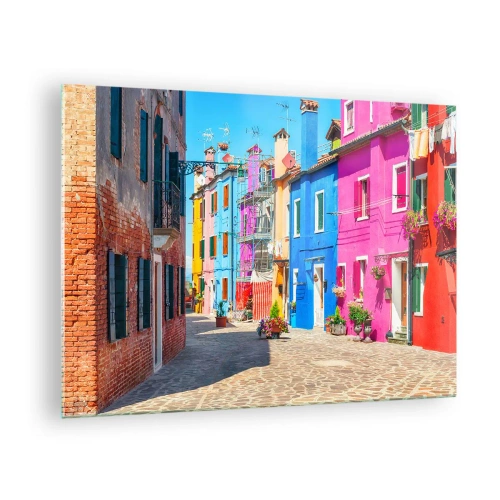 Obraz na skle - Barevné budovy v úzké ulici ve slunném městě - 70x50cm - Městečko „Pod papoušky“ - Moderní nástěnná dekorace do obývacího pokoje a ložnice ARTTOR