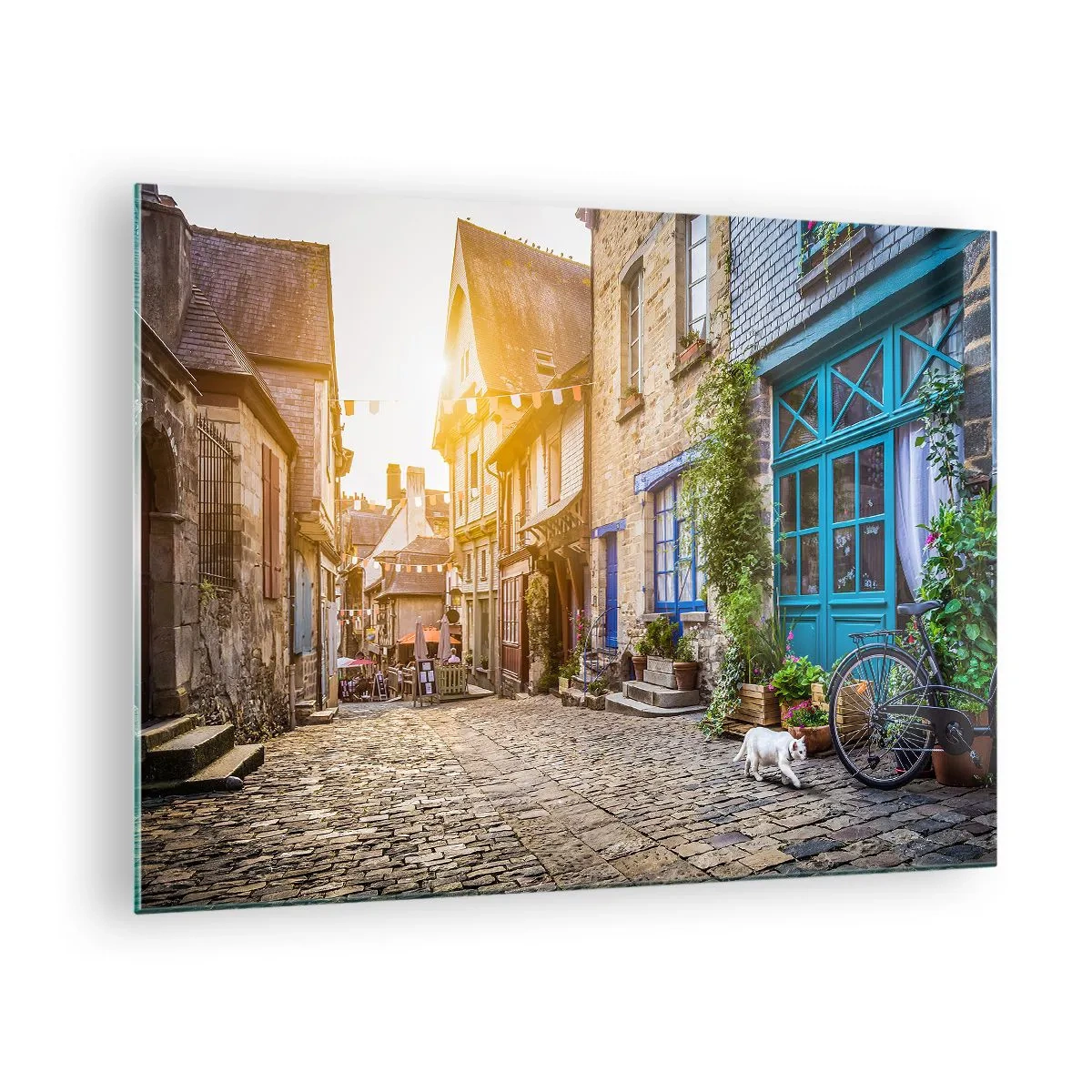Obraz na skle - Okouzlující ulice ve městě s bílou kočkou a kolem - 70x50cm - Bílý duch městečka - Moderní nástěnná dekorace do obývacího pokoje a ložnice ARTTOR