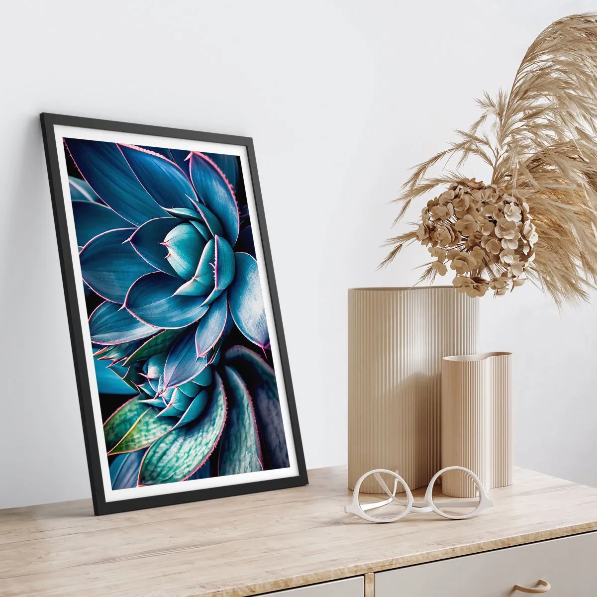 Plakát v černém rámu - Agáve v odstínech modré a zelené - 50x70cm - Vitální síla - Moderní nástěnná dekorace do obývacího pokoje a ložnice ARTTOR