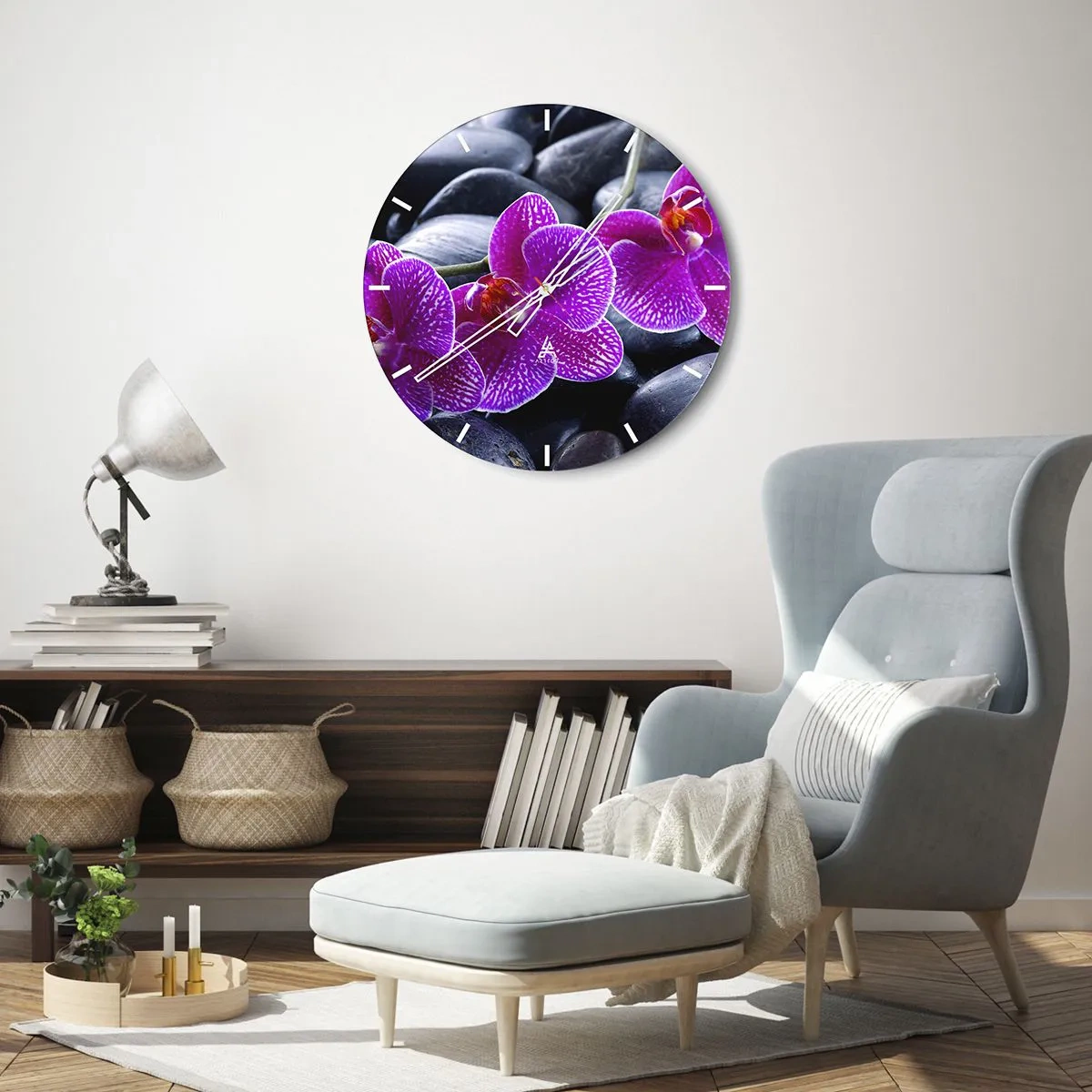 Nástěnné hodiny - Fialové orchideje na pozadí černých kamenů - 30x30cm - Kameny se rozzářily nadšením - Moderní nástěnná dekorace do obývacího pokoje, kuchyně a ložnice ARTTOR