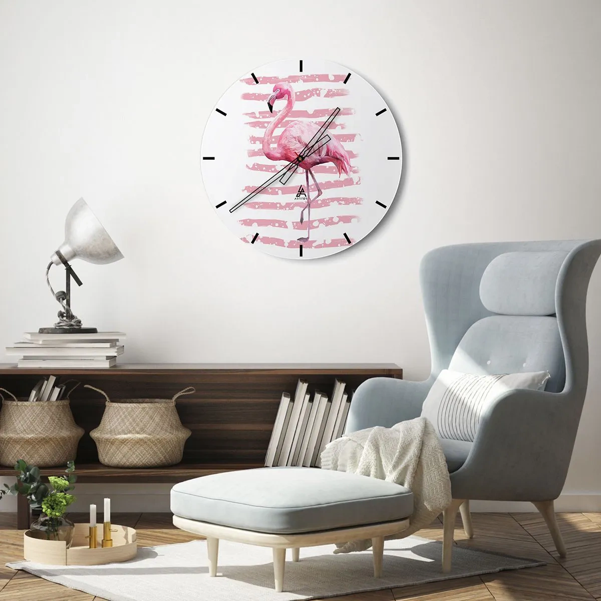 Nástěnné hodiny - Růžový plameňák na bílém pruhovaném a růžovém pozadí - 30x30cm - Důstojně, i když v růžové - Moderní nástěnná dekorace do obývacího pokoje, kuchyně a ložnice ARTTOR