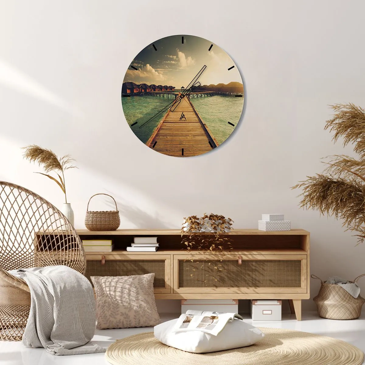 Nástěnné hodiny - Molo vedoucí k vodním domům ve světle západu slunce - 30x30cm - Vřelé pozvání - Moderní nástěnná dekorace do obývacího pokoje, kuchyně a ložnice ARTTOR