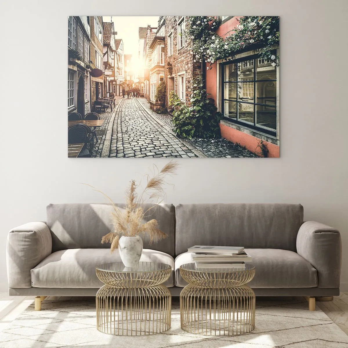 Obraz na skle - Okouzlující ulice s činžovními domy ozářenými západem slunce - 70x50cm - Růžová ulička v růžové září - Moderní nástěnná dekorace do obývacího pokoje a ložnice ARTTOR