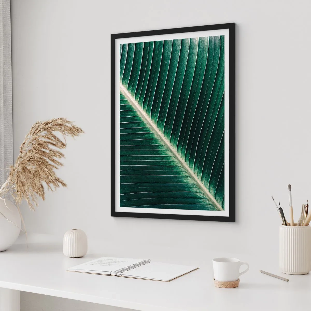 Plakát v černém rámu - Detail zeleného listu s viditelnými žilkami - 50x70cm - Rytmus přírody - Moderní nástěnná dekorace do obývacího pokoje a ložnice ARTTOR