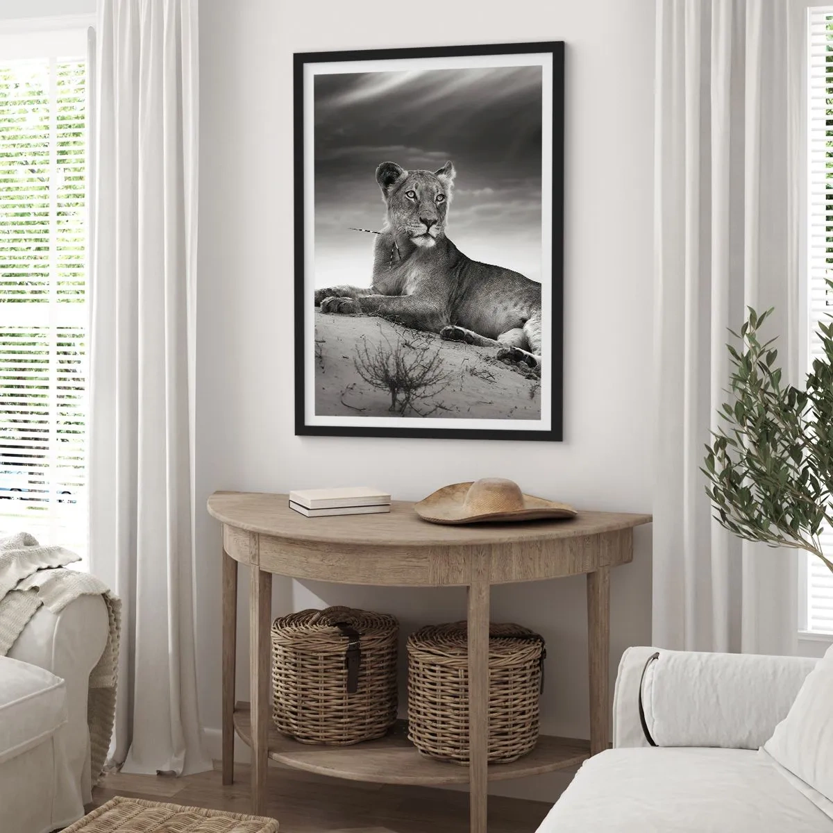 Plakát v černém rámu - Černobílý portrét lva odpočívajícího v poušti - 50x70cm - Odpočinek královny pouště - Moderní nástěnná dekorace do obývacího pokoje a ložnice ARTTOR