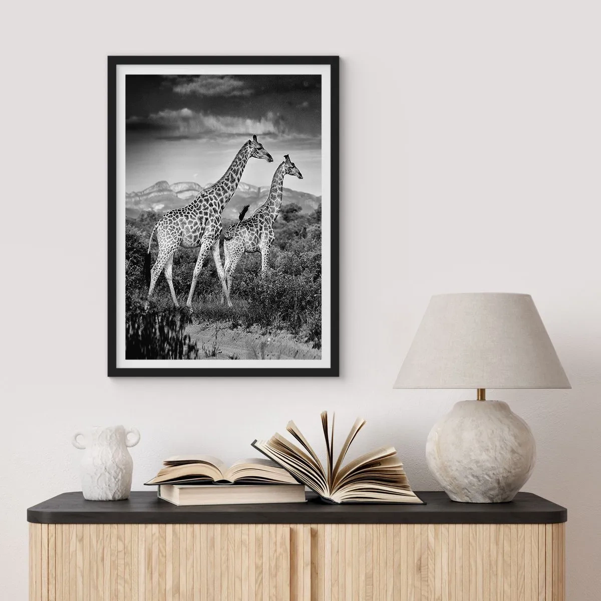 Plakát v černém rámu - Černobílý portrét žiraf na pozadí africké krajiny - 50x70cm - Vyšší kruhy v Africe - Moderní nástěnná dekorace do obývacího pokoje a ložnice ARTTOR