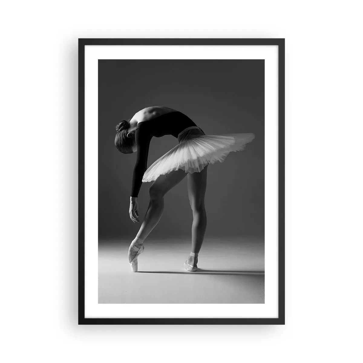 Plakát v černém rámu - Baletka v černobílé kompozici v elegantní póze - 50x70cm - Bella ballerina - Moderní nástěnná dekorace do obývacího pokoje a ložnice ARTTOR