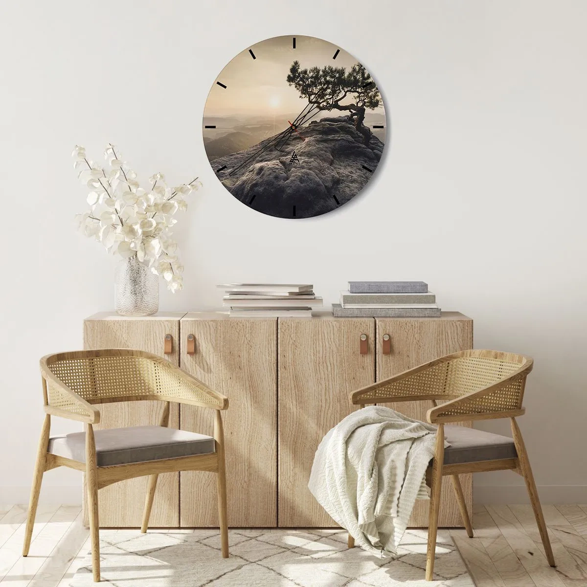 Nástěnné hodiny - Osamělý strom na skále při západu slunce - 30x30cm - Život vždy vítězí - Moderní nástěnná dekorace do obývacího pokoje, kuchyně a ložnice ARTTOR