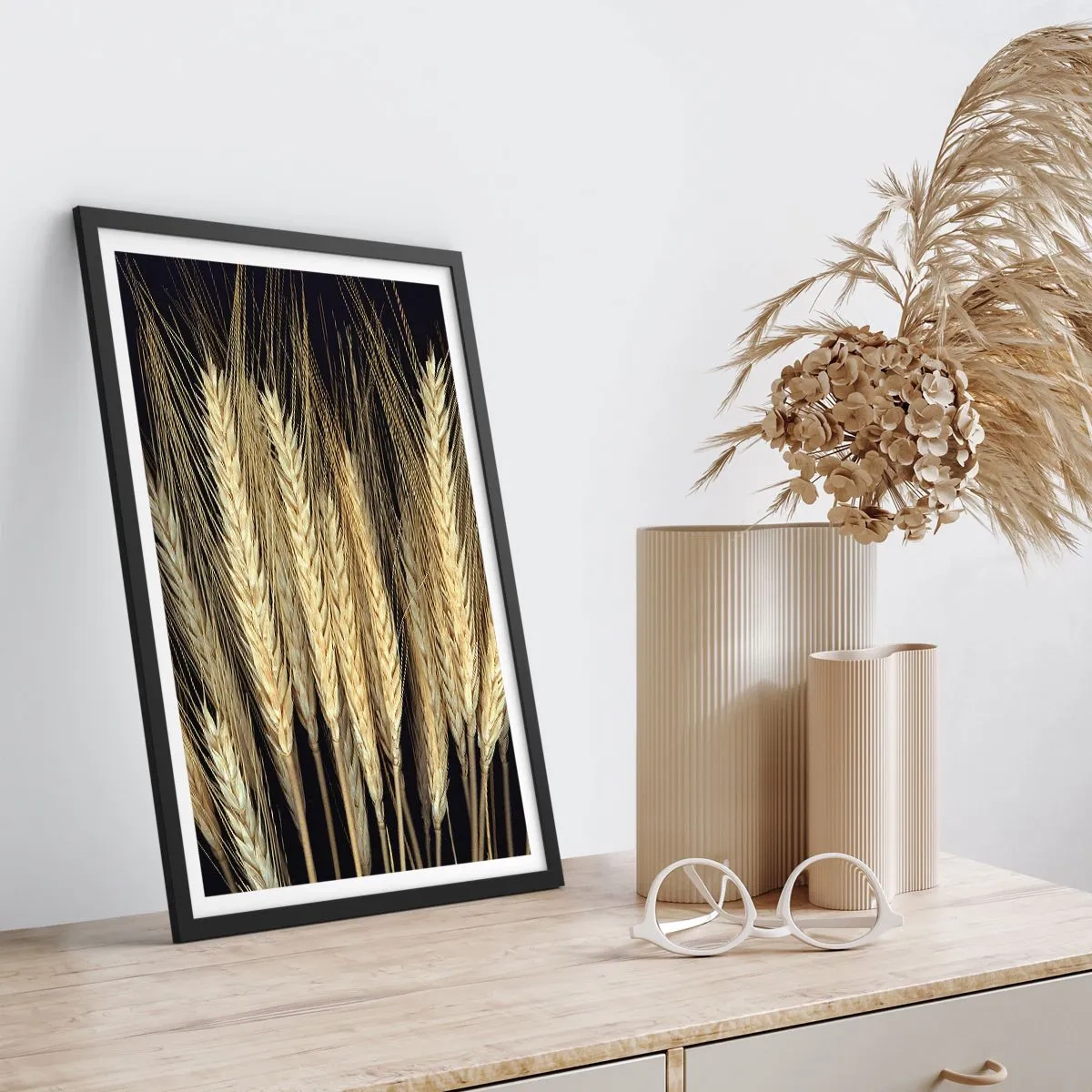 Plakát v černém rámu - Detailní záběr na pšeničné klasy na černém pozadí - 50x70cm - Rustikální magie - Moderní nástěnná dekorace do obývacího pokoje a ložnice ARTTOR