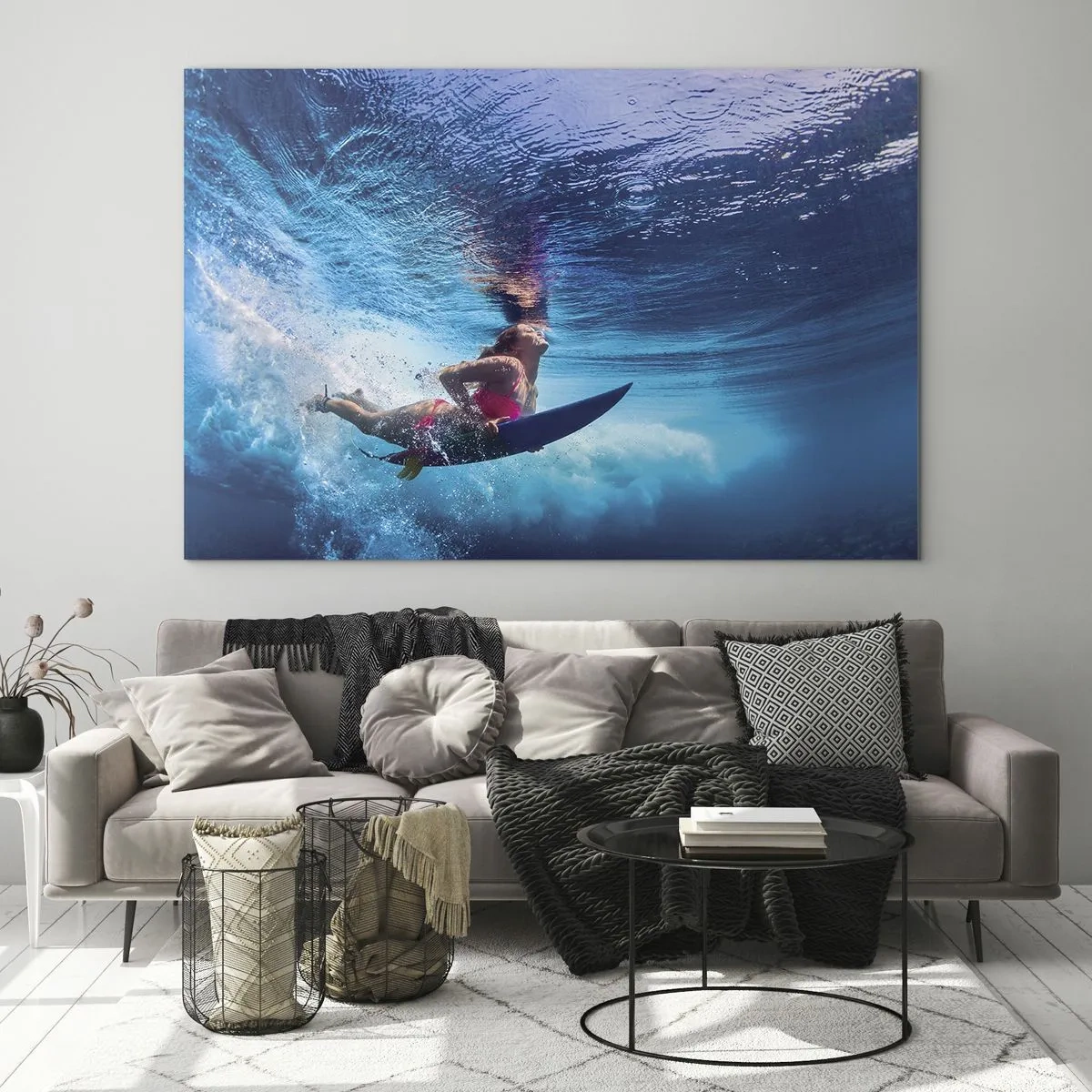 Obraz na skle - Podvodní scéna se surfařem v dynamické akci - 70x50cm - Hloubka radosti - Moderní nástěnná dekorace do obývacího pokoje a ložnice ARTTOR