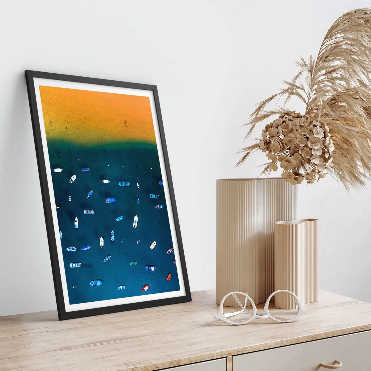 Plakát v černém rámu - Letecký pohled na lodě plující podél pláže - 50x70cm - Prázdninová hra - Moderní nástěnná dekorace do obývacího pokoje a ložnice ARTTOR