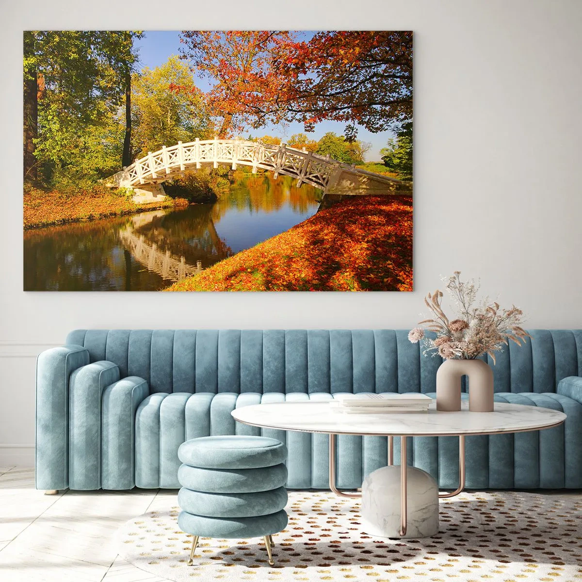Obraz na skle - Dřevěný most přes řeku obklopený podzimními barvami - 70x50cm - Na bílém můstku vzdechů - Moderní nástěnná dekorace do obývacího pokoje a ložnice ARTTOR