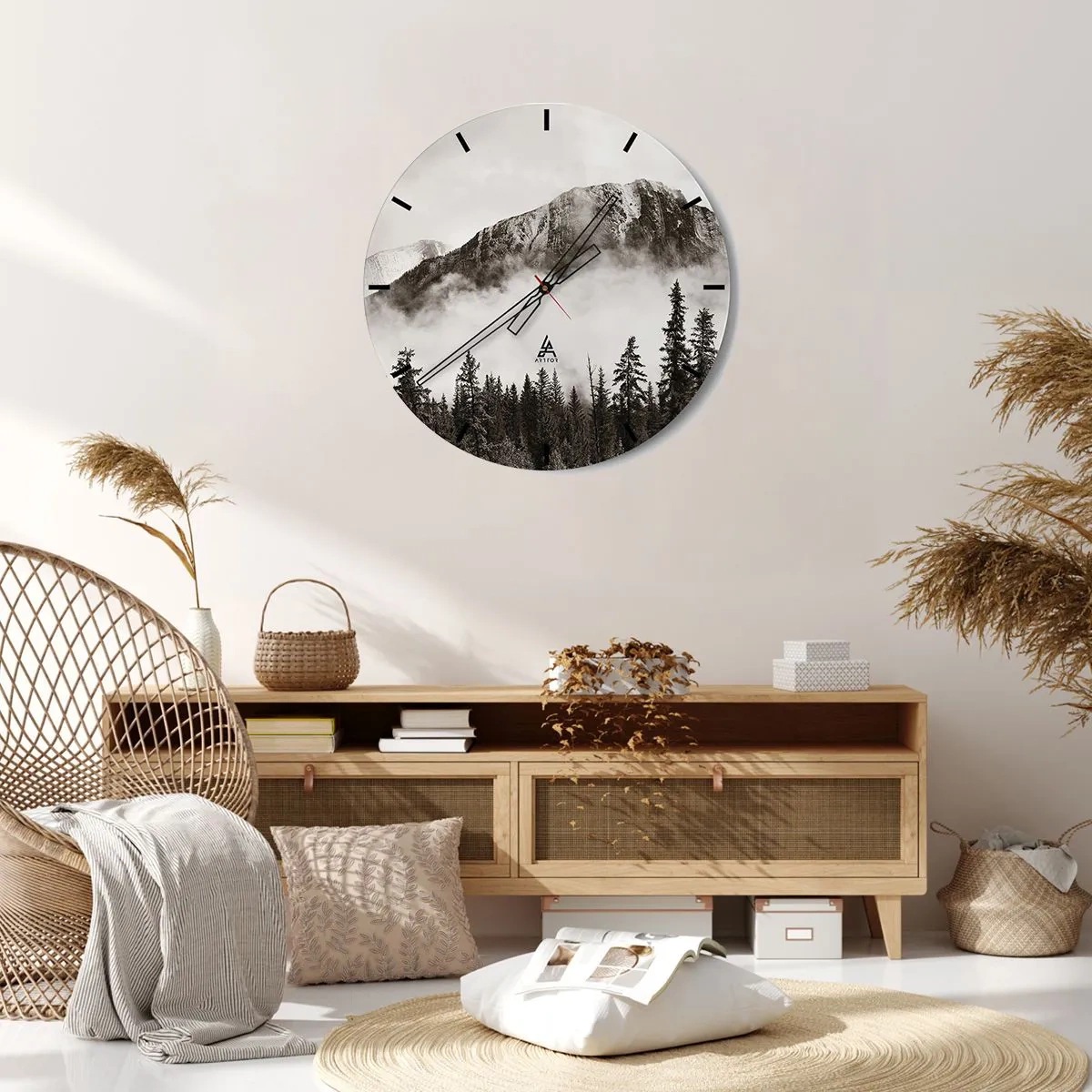 Nástěnné hodiny - Horská krajina s lesem v mlhavé atmosféře - 30x30cm - Žulový panovník - Moderní nástěnná dekorace do obývacího pokoje, kuchyně a ložnice ARTTOR