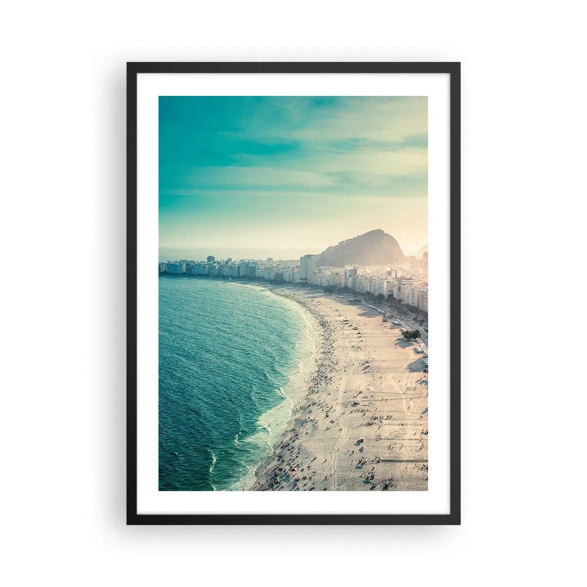 Plakát v černém rámu - Výhled na pláž a město při západu slunce - 50x70cm - Věčná dovolená v Riu - Moderní nástěnná dekorace do obývacího pokoje a ložnice ARTTOR