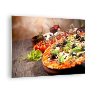 Obraz na skle - Pizza s olivami, houbami a čerstvými bylinkami na dřevěném stole - 70x50cm - Z telurických složek - Moderní nástěnná dekorace do obývacího pokoje a ložnice ARTTOR
