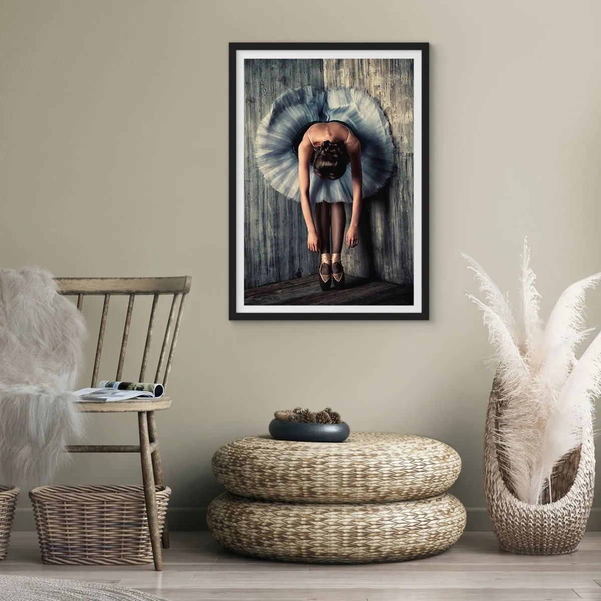 Plakát v černém rámu - Elegantní baletka v klasické póze u surové zdi. - 50x70cm - Když dohraje hudba - Moderní nástěnná dekorace do obývacího pokoje a ložnice ARTTOR