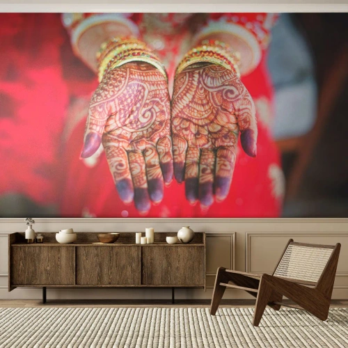 Fototapeta Standard Eco - Připravená chytit štěstí - ženské ruce, Orientální vzory, Indie - 500x350 cm