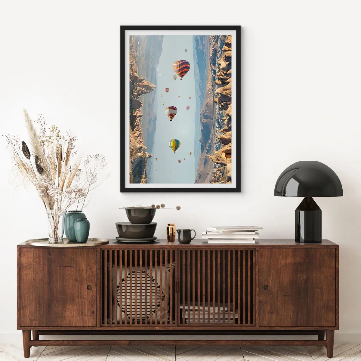Plakát v černém rámu - Horkovzdušné balóny vznášející se nad skalnatým terénem - 50x70cm - Zde je možné vše - Moderní nástěnná dekorace do obývacího pokoje a ložnice ARTTOR